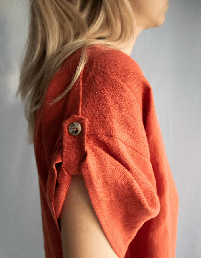 Linen dress with buttons.